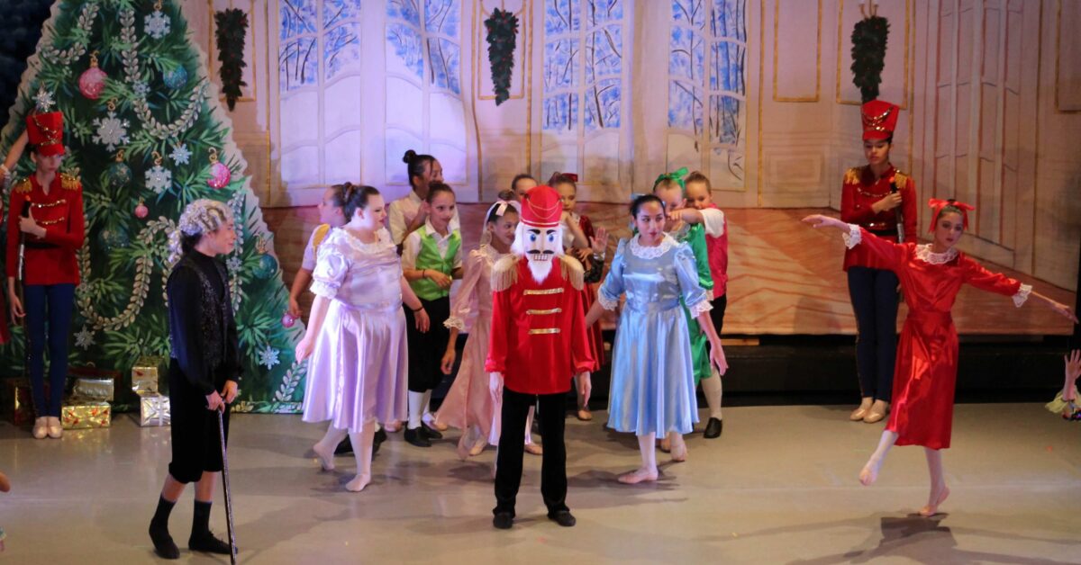 RS -- Art Maker Drosselmeyer Nutcracker